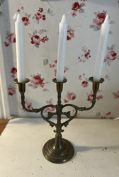 Vanha, kolmihaarainen kynttelikkö messinkiä, kynttilänjalka