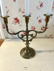 Vanha, kolmihaarainen kynttelikkö messinkiä, kynttilänjalka