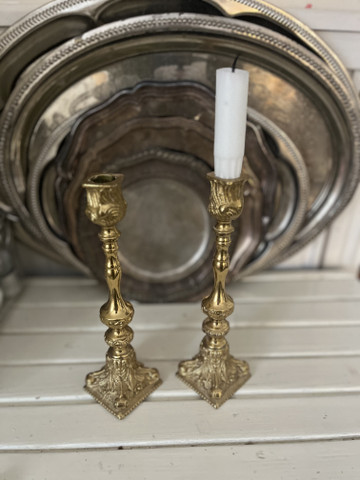 Painavat, messinkiset kynttilänjalat, kynttilänjalka pari