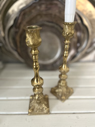 Painavat, messinkiset kynttilänjalat, kynttilänjalka pari