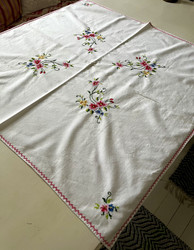 Vanha valkoinen pöytäliina ristipistokukin, ristipistoliina