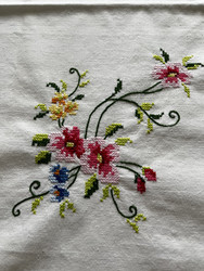 Vanha valkoinen pöytäliina ristipistokukin, ristipistoliina