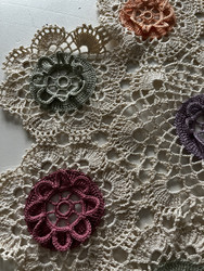 Kaunis virkattu liina värikkäine kukin, halk 40 cm