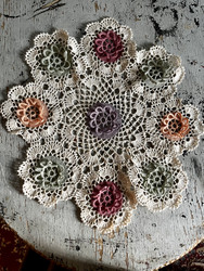 Kaunis virkattu liina värikkäine kukin, halk 40 cm