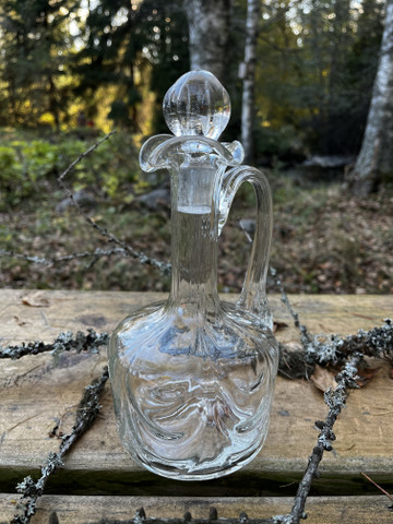 Kaunis, vanha lasikarahvi, korkki tallella