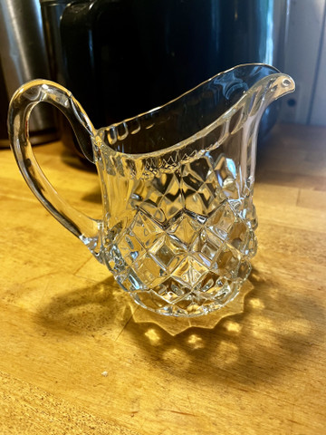 Vanha, hyväkuntoinen pieni, lasinen maitokannu, vetoisuus 500 ml