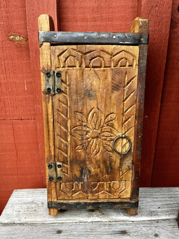 Pieni seinäkaappi tiilimuotista, kannellinen tiilimuotti, Chic Antique