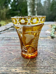 Karhulan lasin pieni, vanha vaasi, kauniit hionnat, väri amber