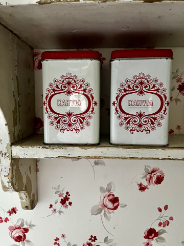 Vanha peltinen kahvipurkki, punakuvioinen peltipurkki