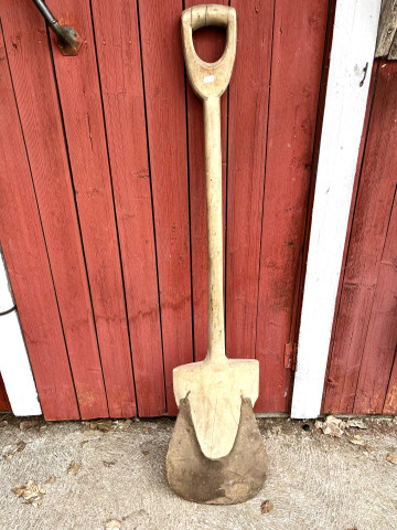 Vanha metalliteräinen, puinen lapio