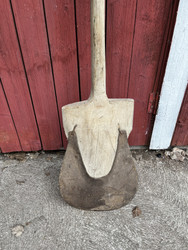 Vanha metalliteräinen, puinen lapio