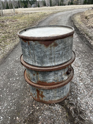 Vanha, raskas metallinen tynnyri