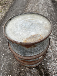 Vanha, raskas metallinen tynnyri