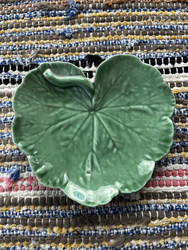Keraaminen, pieni lehden mallinen tarjoiluastia, asetti