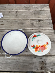 Kannellinen emalikulho, vanha emaliastia