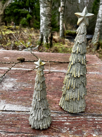 Tyylikäs vihertävä glitterkuusi tähti latvassaan, kaksi eri kokoa