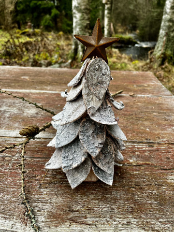 Tyylitelty joulukuusi tähti latvassaan puuta ja tuohta, Chic Antique