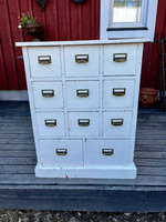 Vanha apteekkarin lokerikko, apteekkarin lipasto