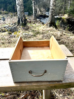 Vanha, siniharmaa puinen vetolaatikko, vanha laatikko