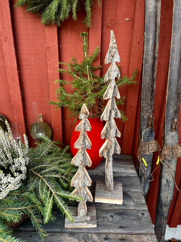 Puinen, rouhea joulukuusi, kuusipuun jalustalla, kaksi kokoa 