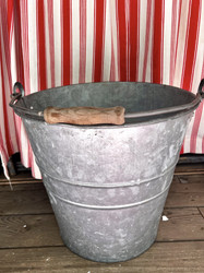 Puukahvainen sinkkiämpäri, 10 ltr, pitää vettä