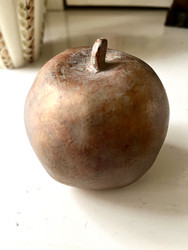 Pronssinväriset hedelmät, omena ja banaanit