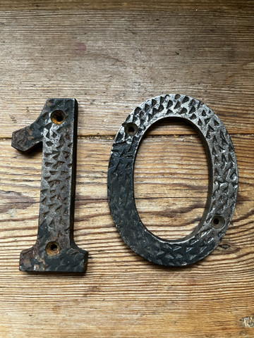 Rautaiset numerot, 10, ykkönen ja nolla