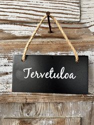 Pieni Tervetuloa-kyltti, Weiste, musta, valkoinen ja puu