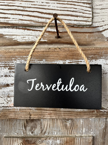 Pieni Tervetuloa-kyltti, Weiste, musta, valkoinen ja puu