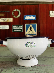 Korvallinen vintage-lävikkö emalia, vanha emalilävikkö