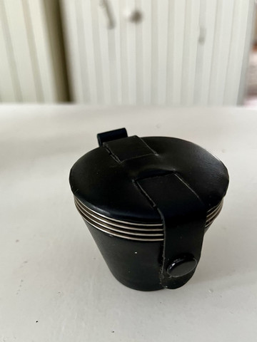 Teräksiset ryyppylasit nahkakotelossa, vyölenkki