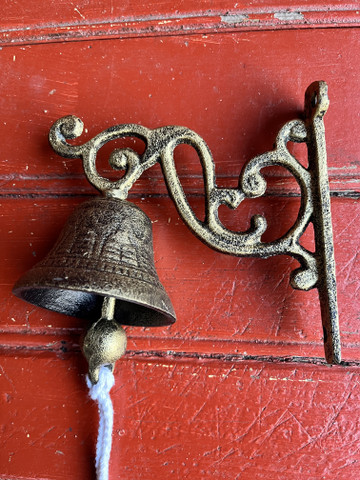 Metallinen uusvanha soittokello, vellikello, Chic Antique