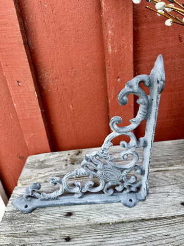 Metallinen, rouhea hyllynpidike