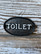 Soikea toilet kyltti valurautaa, väri musta