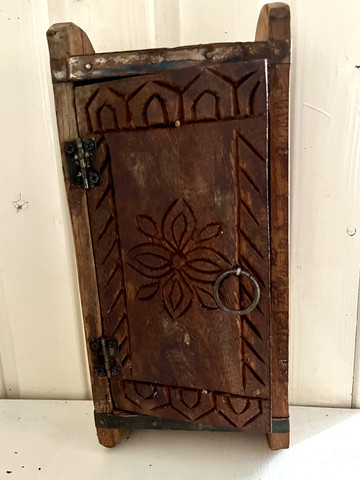 Pieni seinäkaappi tiilimuotista, kannellinen tiilimuotti, Chic Antique