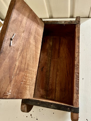 Pieni seinäkaappi tiilimuotista, kannellinen tiilimuotti, Chic Antique