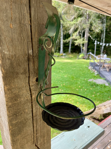 Vanha, metallinen seinäamppeli 