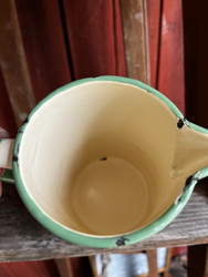 Emalinen mittakannu 5 DL, kerman värinen, vihreät tereet