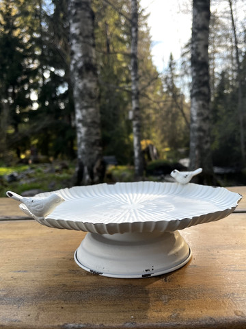 Metallinen, jalallinen pikkulintujen kylpy/juoma-astia