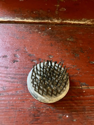Vanha metallinen kukkasiili, kukkapohjus