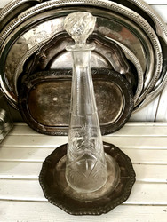 Vanha lasikarahvi korkilla, kauniit hiontakuviot