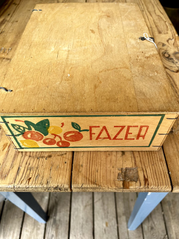 Vanha Fazerin kannellinen makeislaatikko Iloisia kuulis