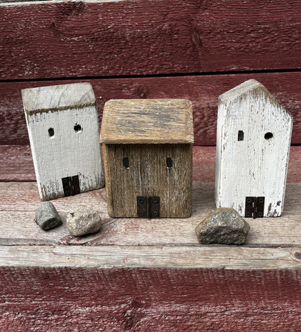 Sympaattinen, pieni talo puuta, kolme erilaista 