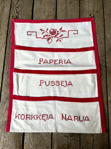 Vanha kankainen tilpehööripussukka keittiön seinälle., lokerikko 