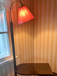 Upea funkkispöytä toimivalla lampulla, jalkalamppupöytä