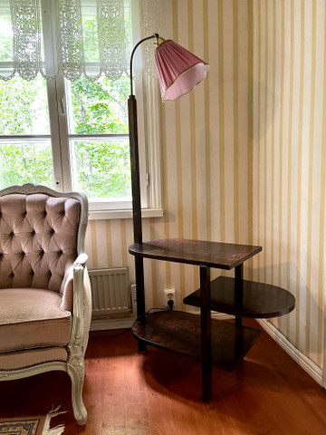 Upea funkkispöytä toimivalla lampulla, jalkalamppupöytä