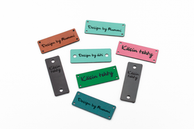 Keinonahkainen ompelumerkki Regular valmiilla tekstillä