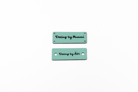 Keinonahkainen ompelumerkki Regular valmiilla tekstillä