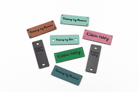 Keinonahkainen ompelumerkki Regular valmiilla tekstillä