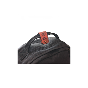 Nahkainen reppumerkki. Sisältää 1 kpl merkkejä ja kiinnitysniitin.